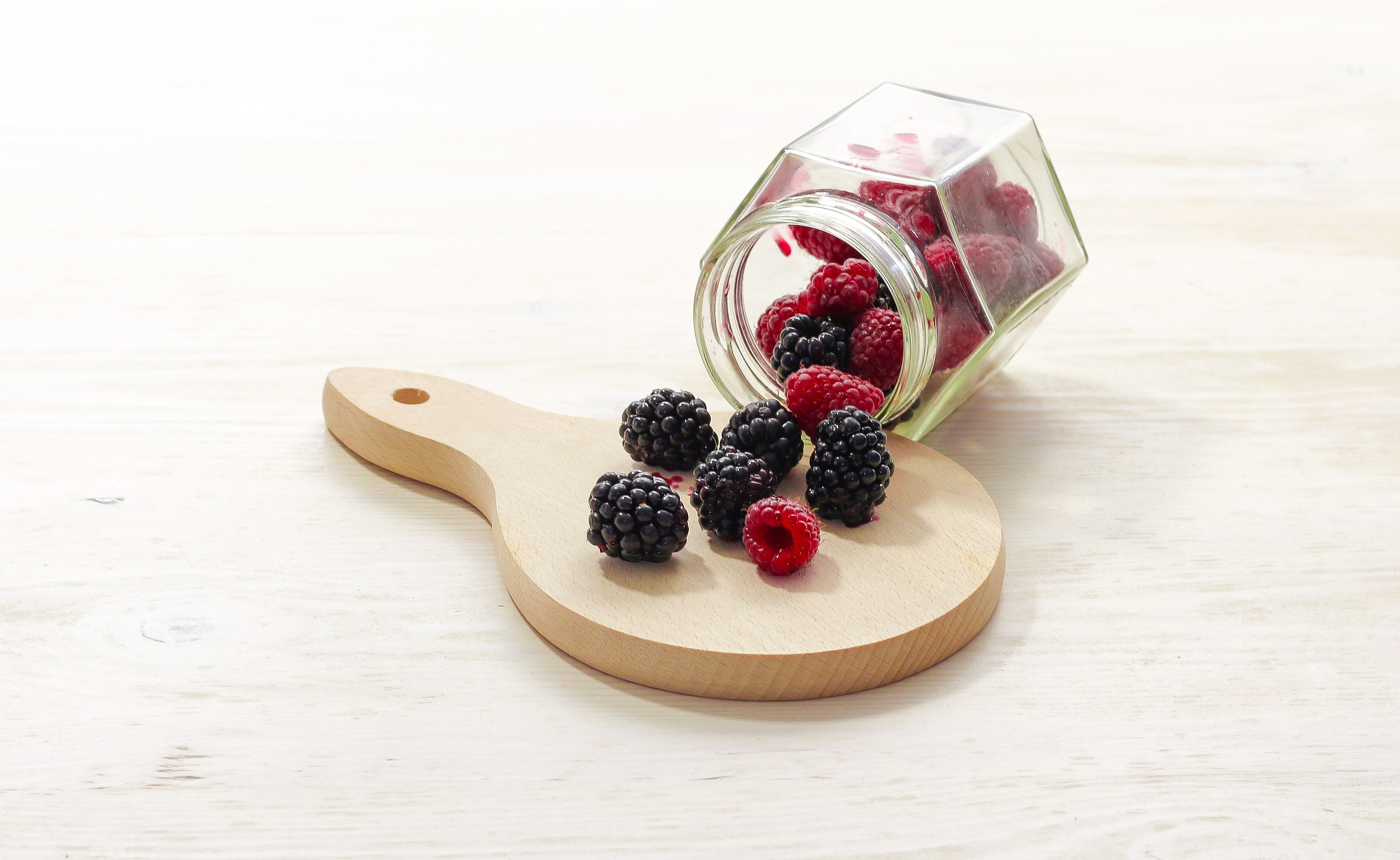 blueberries-raspberries-jar-eating-for-your-menstrual-cycle